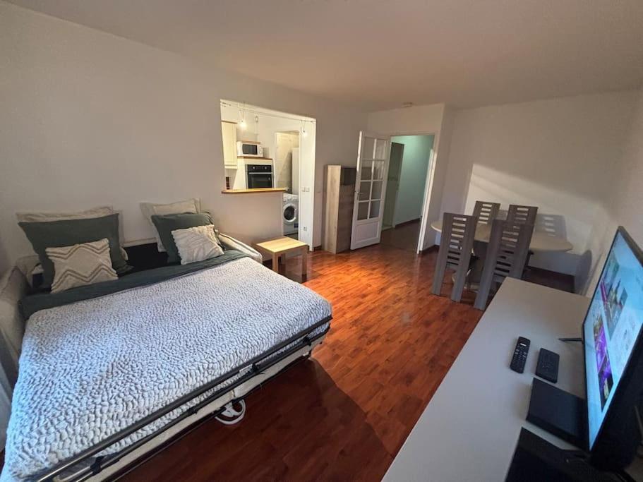 F3 Avec Balcon 5 Min Gare Sqy Et Parking Gratuit Apartment Guyancourt Ngoại thất bức ảnh