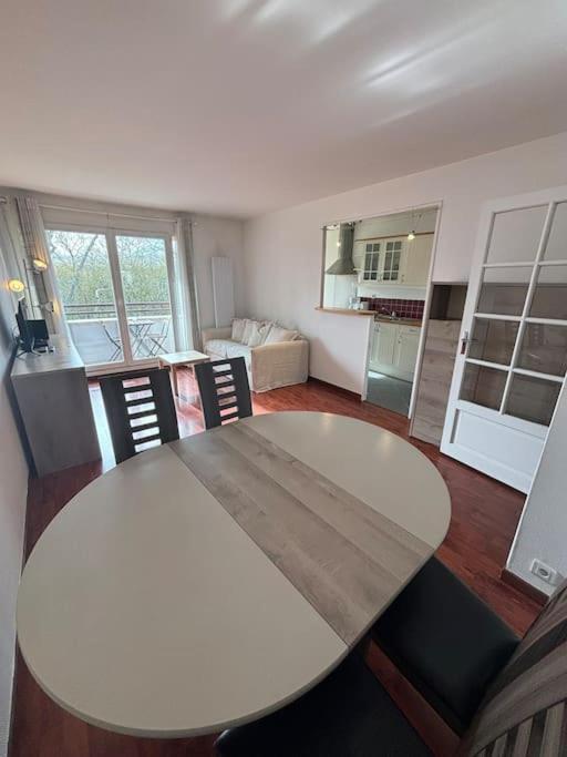 F3 Avec Balcon 5 Min Gare Sqy Et Parking Gratuit Apartment Guyancourt Ngoại thất bức ảnh
