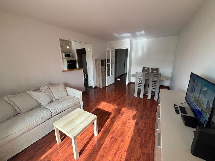 F3 Avec Balcon 5 Min Gare Sqy Et Parking Gratuit Apartment Guyancourt Ngoại thất bức ảnh