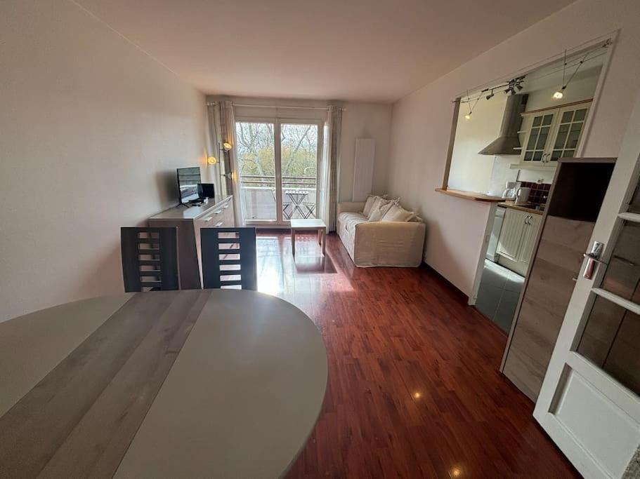 F3 Avec Balcon 5 Min Gare Sqy Et Parking Gratuit Apartment Guyancourt Ngoại thất bức ảnh